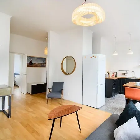 Charming Flat With Great Location By Urban Rent דירה